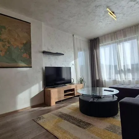 Comfortable Two-bedroom Near The Center Appartamento