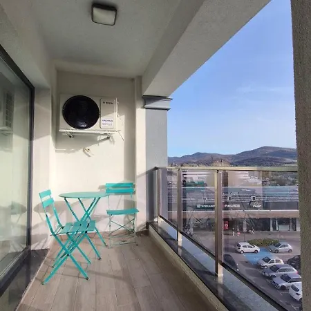 Comfortable Two-bedroom Near The Center * 帕纳久里什泰